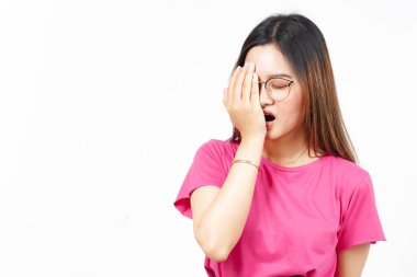 Beyaz arka planda tecrit edilmiş güzel bir Asyalı kadının baş ağrısı.