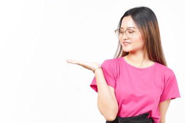 Beyaz arka planda tecrit edilmiş güzel Asyalı Kadın Açık Avuç 'ta Ürünleri Gösterme ve Sunma