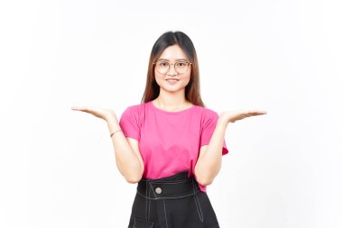 Açık Avuç 'ta Beyaz Üzerine İzole Güzel Asyalı Kadın' ın İki Ürününü Göstermek ve Sunmak