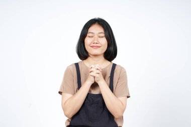 El kapayarak, beyaz arka planda tecrit edilmiş güzel Asyalı kadının duası.