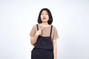 Beyaz arka planda tecrit edilmiş güzel Asyalı Kadın kavramını mı suçluyorsun?