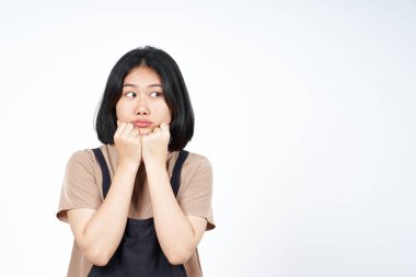 Beyaz arka planda tecrit edilmiş güzel Asyalı kadının düşünceli ve ilginç jestleri