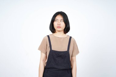 Kötü bir ruh hali ve kızgın bir surat ifadesiyle beyaz tenli güzel bir Asyalı kadın.