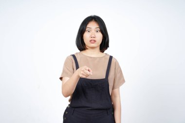 Beyaz arka planda tecrit edilmiş Asyalı güzel bir kadının kızgın yüz ifadesiyle seni işaret ediyor.