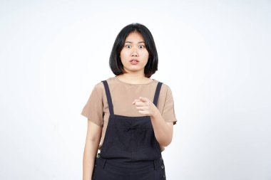 Beyaz arka planda tecrit edilmiş Asyalı güzel bir kadının kızgın yüz ifadesiyle seni işaret ediyor.