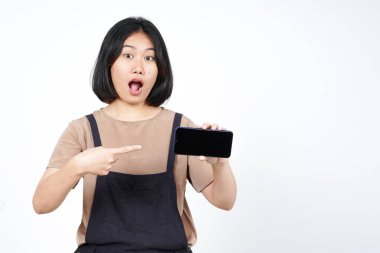 Beyaz Arkaplanda İzole Edilmiş Güzel Asyalı Kadın 'ın Boş Ekran Telefonundaki Uygulamaları veya İlanları Gösteriliyor