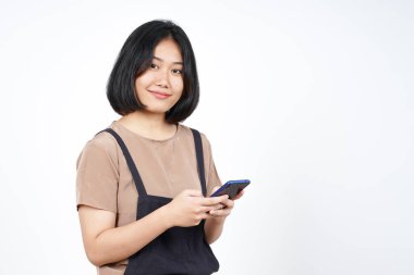 Akıllı Telefon ve Gülümseyen Güzel Asyalı Kadın 'ın Beyaz Arkaplanda İzole Edilmesi