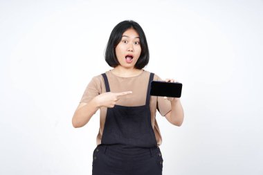 Beyaz Arkaplanda İzole Edilmiş Güzel Asyalı Kadın 'ın Boş Ekran Telefonundaki Uygulamaları veya İlanları Gösteriliyor