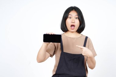 Beyaz Arkaplanda İzole Edilmiş Güzel Asyalı Kadın 'ın Boş Ekran Telefonundaki Uygulamaları veya İlanları Gösteriliyor