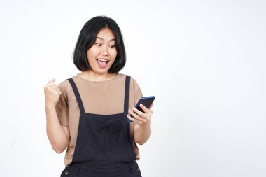 Beyaz arka planda izole edilmiş güzel Asyalı kadının evet jesti ile akıllı telefonu kullanmak