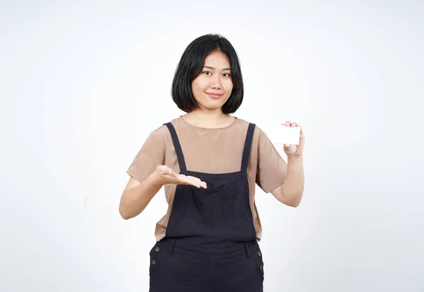 Držení Zobrazení Prázdné Kreditní Karty Krásné Asijské Ženy Izolované Bílém — Stock fotografie