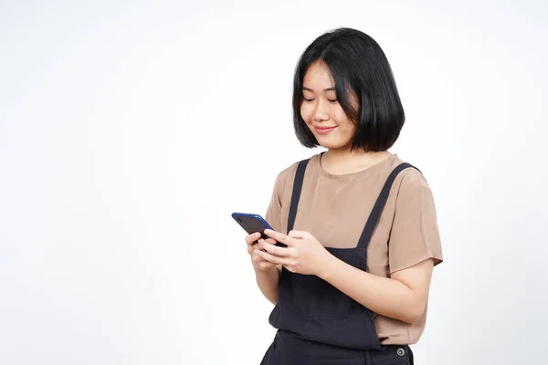 배경에 고립된 아름다운 아시아 여성의 스마트폰을 사용하고 빛나게 — 스톡 사진