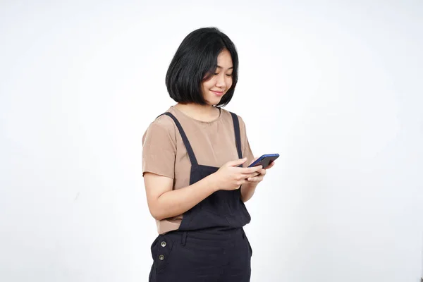 Met Behulp Van Smartphone Glimlachen Van Mooie Aziatische Vrouw Geïsoleerd — Stockfoto