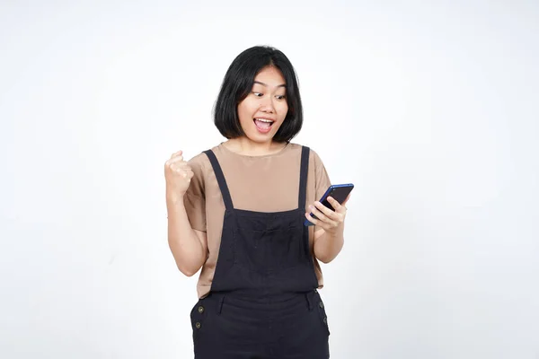 배경에 고립된 아름다운 아시아 여성에 축하의 메시지와 스마트폰 — 스톡 사진