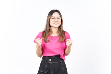 Evet, beyaz arka planda tecrit edilmiş güzel Asyalı kadının kutlama jesti.