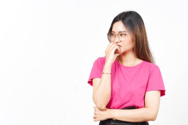 Beyaz arka planda yalnız bırakılmış güzel Asyalı kadının tırnak yemesi ve korkması.