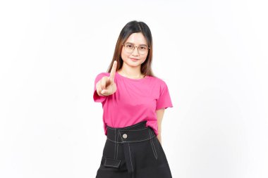 Beyaz arka planda izole edilmiş güzel bir Asyalı kadının bir parmağını gösteriyor.