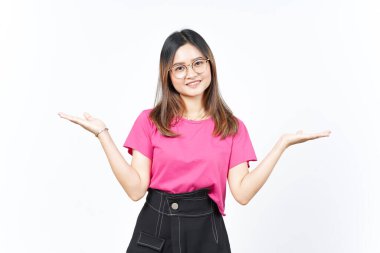 Açık Avuç 'ta Beyaz Üzerine İzole Güzel Asyalı Kadın' ın İki Ürününü Göstermek ve Sunmak