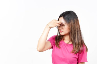 Beyaz arka planda tecrit edilmiş güzel bir Asyalı kadının baş ağrısı.