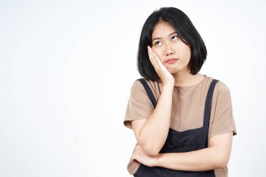 Beyaz arka planda tecrit edilmiş güzel Asyalı kadının düşünceli ve ilginç jestleri