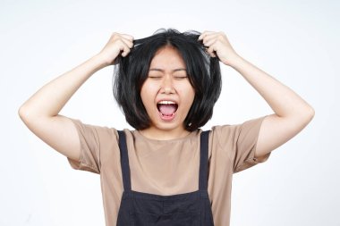 Öfkeli, stresli ve beyaz arka planda tecrit edilmiş güzel Asyalı Kadın Saçları Çekiyor