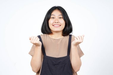 Evet, beyaz arka planda tecrit edilmiş güzel Asyalı kadının kutlama jesti.