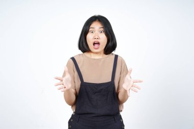 Beyaz arka planda izole edilmiş güzel Asyalı kadının şok surat ifadesi.
