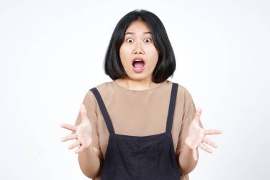 Beyaz arka planda izole edilmiş güzel Asyalı kadının şok surat ifadesi.