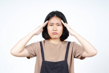 Beyaz arka planda tecrit edilmiş güzel bir Asyalı kadının baş ağrısı.