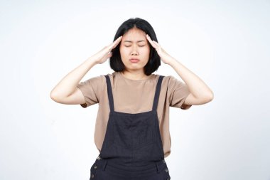 Beyaz arka planda tecrit edilmiş güzel bir Asyalı kadının baş ağrısı.
