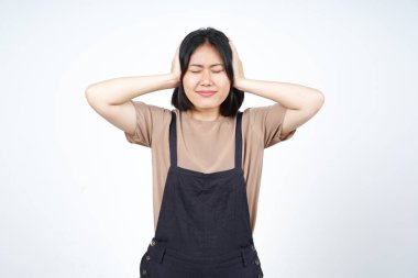 Beyaz arka planda tecrit edilmiş güzel Asyalı kadının rahatsız edici sesini duyar