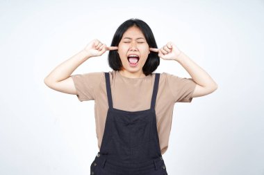 Beyaz arka planda tecrit edilmiş güzel Asyalı kadının rahatsız edici sesini duyar