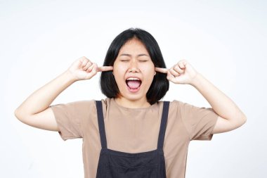 Beyaz arka planda tecrit edilmiş güzel Asyalı kadının rahatsız edici sesini duyar