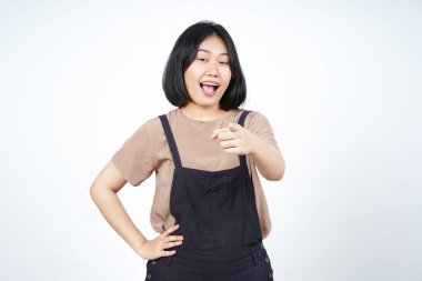 Kameraya gülümse ve işaret et. Beyaz arka planda tecrit edilmiş güzel bir Asyalı kadının jestini yapmanı istiyorum.