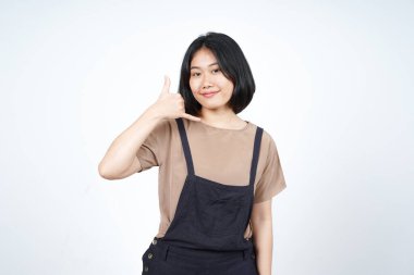 Beyaz arka planda tecrit edilmiş güzel Asyalı kadının jestine karşılık ver.