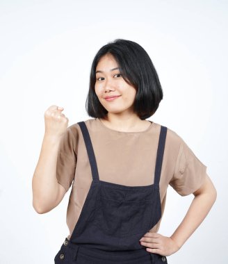 Evet, beyaz arka planda tecrit edilmiş güzel Asyalı kadının kutlama jesti.