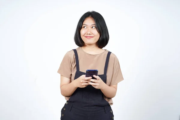 Segurando Usando Smartphone Sorriso Bela Mulher Asiática Isolada Fundo Branco — Fotografia de Stock
