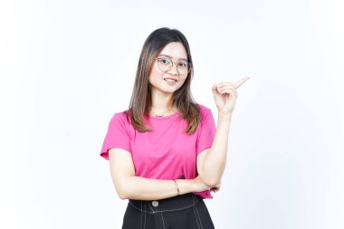 Ürün ve İşaret Tarafı Beyazda Tecrit Edilen Güzel Asyalı Kadın İşaretçisini Kullanıyor