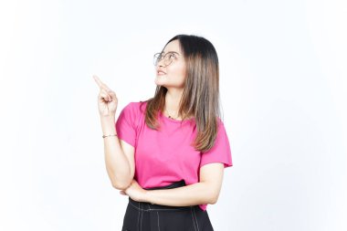 Ürün ve İşaret Tarafı Beyazda Tecrit Edilen Güzel Asyalı Kadın İşaretçisini Kullanıyor