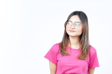 Gülümse ve beyaz arka planda tecrit edilmiş güzel Asyalı kadına bak.