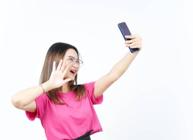 Beyaz arka planda izole edilmiş güzel Asyalı kadının akıllı telefonuyla bir selfie çek.