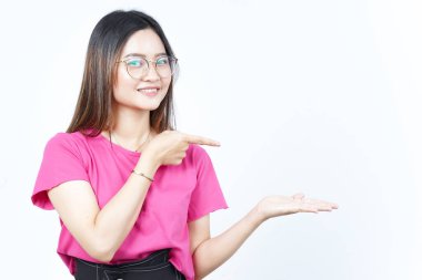 Beyaz arka planda tecrit edilmiş güzel Asyalı Kadın Açık Avuç 'ta Ürünleri Gösterme ve Sunma