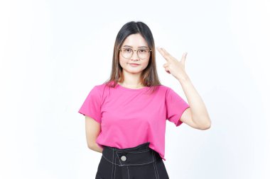 Beyaz arka planda tecrit edilmiş Güzel Asyalı Kadın 'ın kafasında silah parmağı