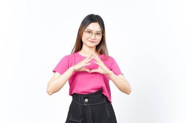 Beyaz arka planda izole edilmiş güzel Asyalı kadının gülümseyen ve kameraya bakan