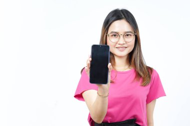 Beyaz Arkaplanda İzole Edilmiş Güzel Asyalı Kadın 'ın Boş Ekran Telefonundaki Uygulamaları veya İlanları Gösteriliyor