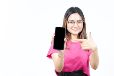 Beyaz Arkaplanda İzole Edilmiş Güzel Asyalı Kadın 'ın Boş Ekran Telefonundaki Uygulamaları veya İlanları Gösteriliyor