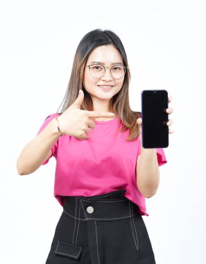 Beyaz Arkaplanda İzole Edilmiş Güzel Asyalı Kadın 'ın Boş Ekran Telefonundaki Uygulamaları veya İlanları Gösteriliyor