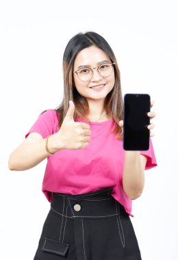 Beyaz Arkaplanda İzole Edilmiş Güzel Asyalı Kadın 'ın Boş Ekran Telefonundaki Uygulamaları veya İlanları Gösteriliyor