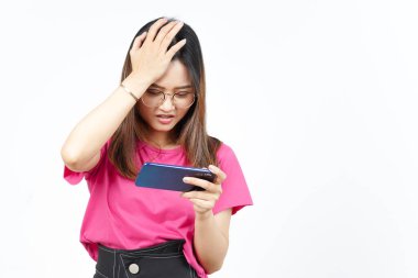 Beyaz Arkaplanda İzole Edilmiş Güzel Asyalı Kadın 'ın akıllı telefonuyla Mobil Oyun oynamak