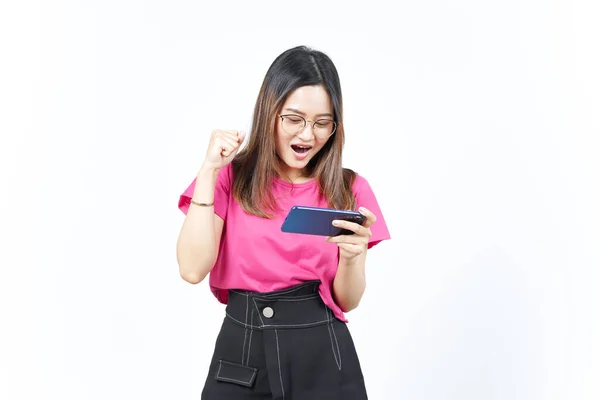 Beyaz Arkaplanda Zole Edilmiş Güzel Asyalı Kadın Akıllı Telefonuyla Mobil — Stok fotoğraf